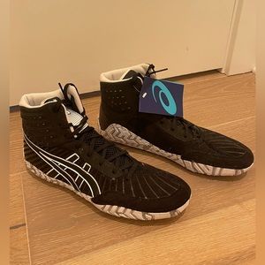 ASICS black wrestling shoes